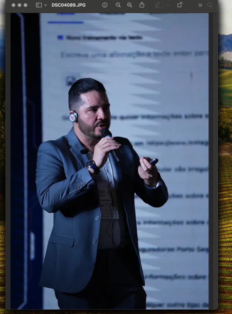 Leandro em apresentação corporativa