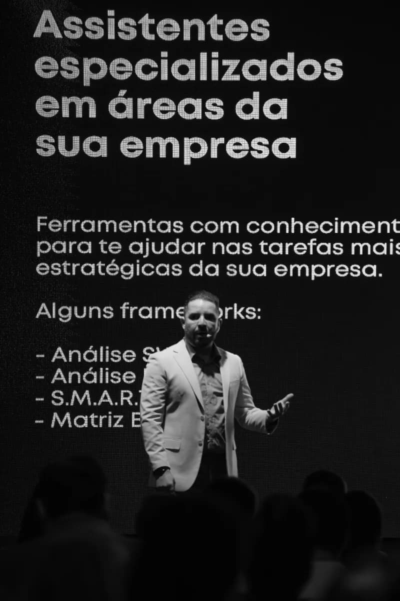 Leandro apresentando assistentes especializados