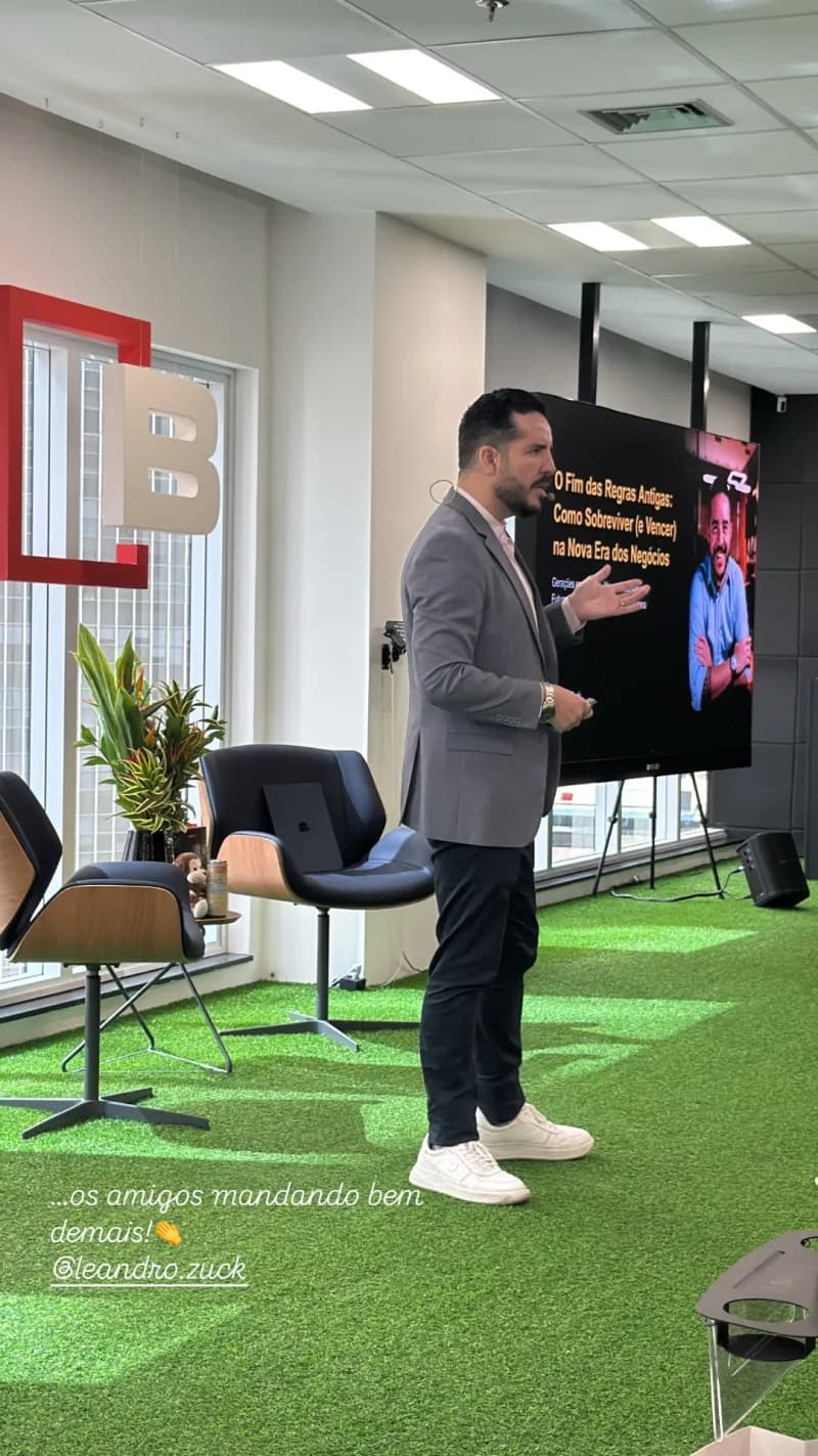 Leandro palestrando na LB