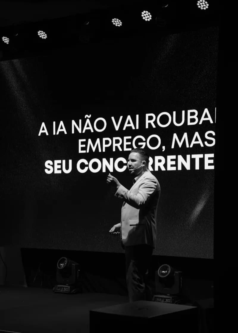 Leandro no palco falando sobre IA e empregos