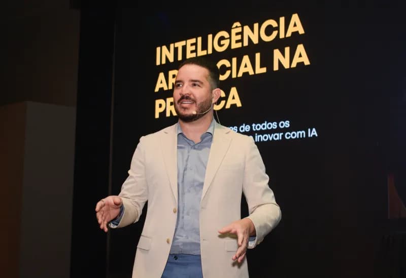 Leandro apresentando sobre Inteligência Artificial na Prática