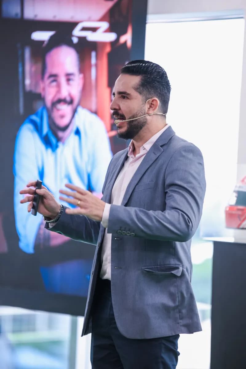 Leandro gesticulando em apresentação