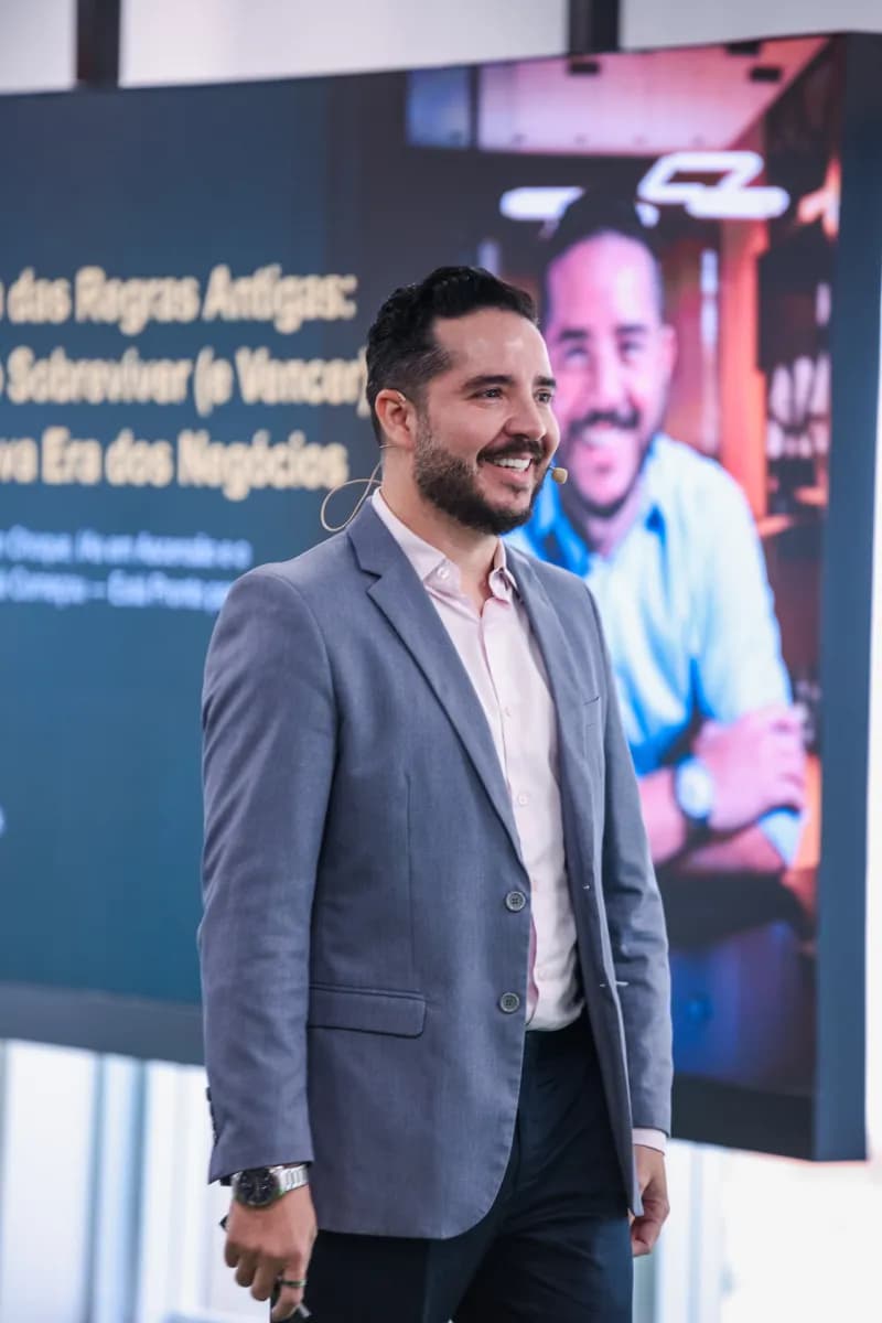 Leandro sorrindo durante palestra
