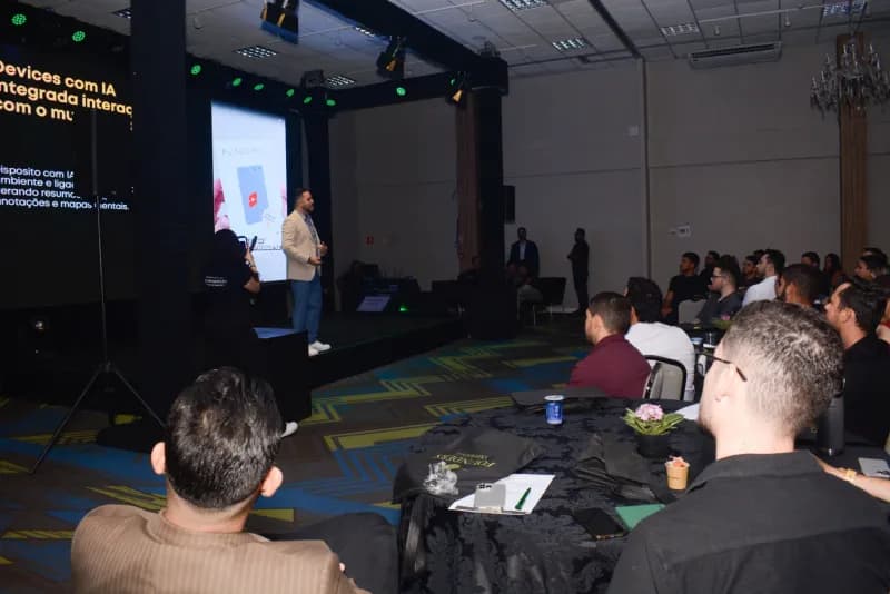 Leandro em palestra sobre devices com IA