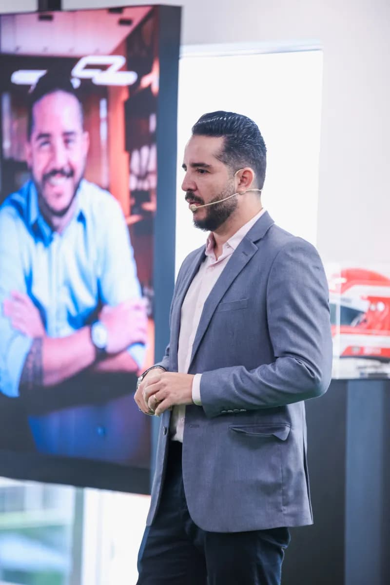 Leandro palestrando sobre negócios